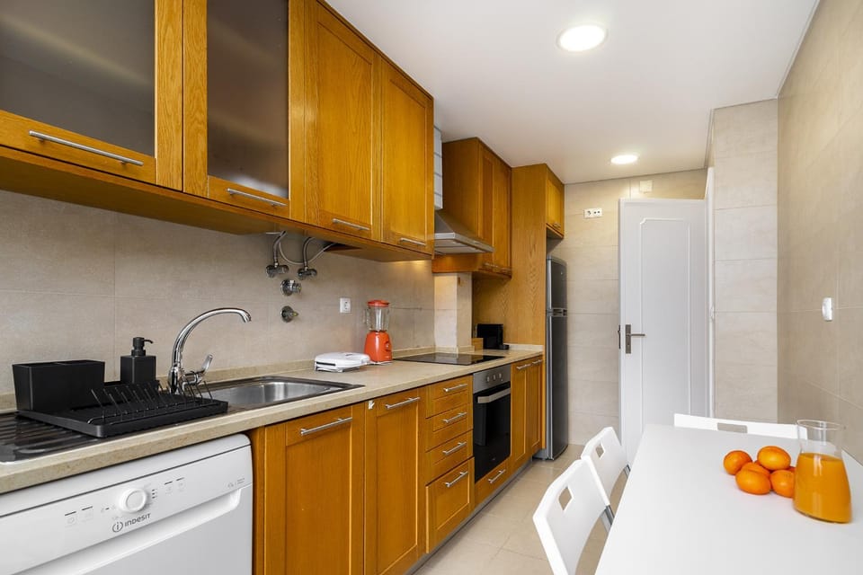 Kitchen or kitchenette, dishwasher, stove