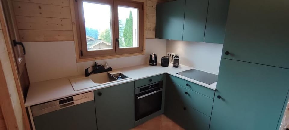 Coffee/tea facilities, Kitchen or kitchenette, stove, toaster, kitchen