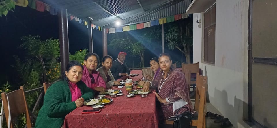 Restaurant/places to eat, Restaurant/places to eat, Night, People, Food and drinks, Food, Drinks, group of guests