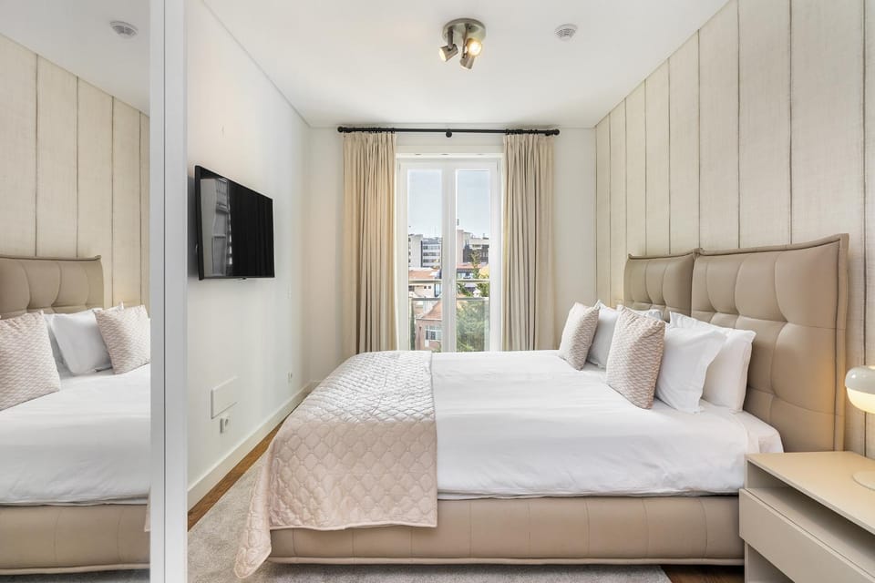 Bed, TV and multimedia, Bedroom