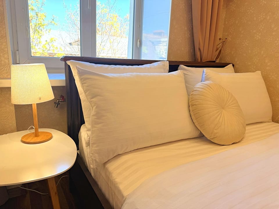 Bed, Living room, Photo of the whole room, Seating area, Bedroom