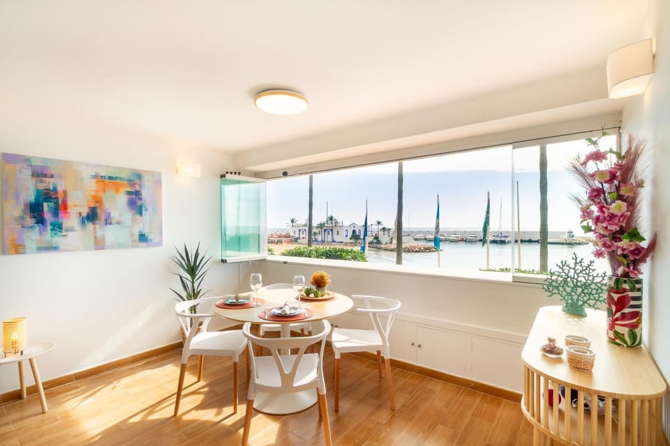 View (from property/room), Food and drinks, Seating area, Dining area, Quiet street view