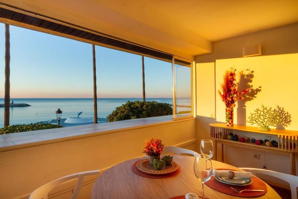 Natural landscape, View (from property/room), Living room, Seating area, Dining area, Sea view, Sunrise