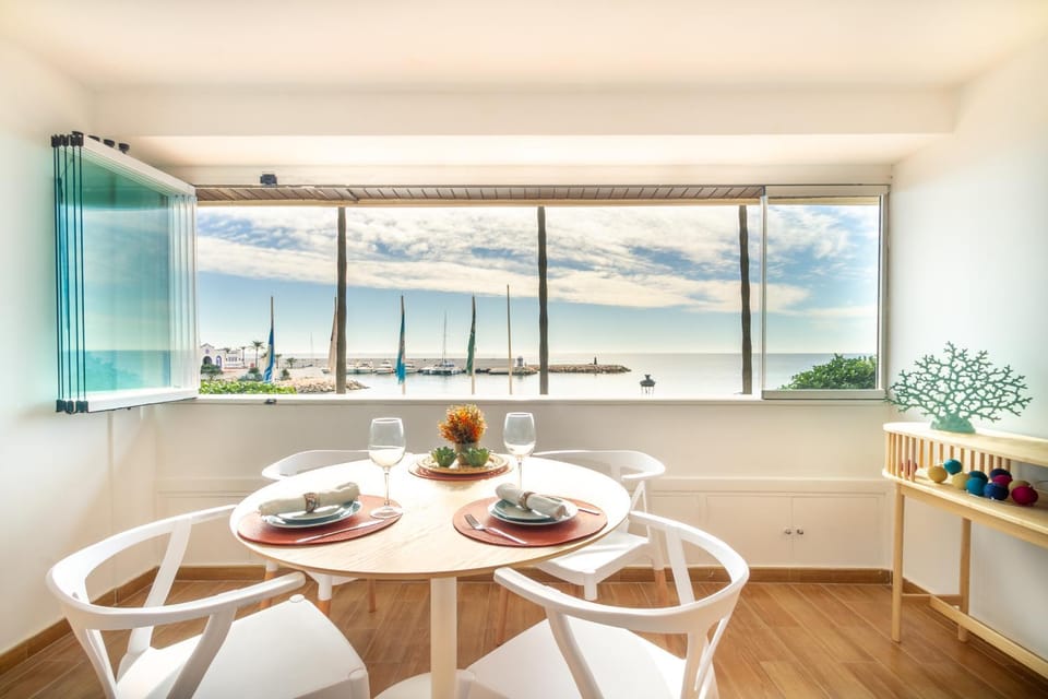 View (from property/room), Seating area, Dining area, City view, Sea view, Street view, Quiet street view