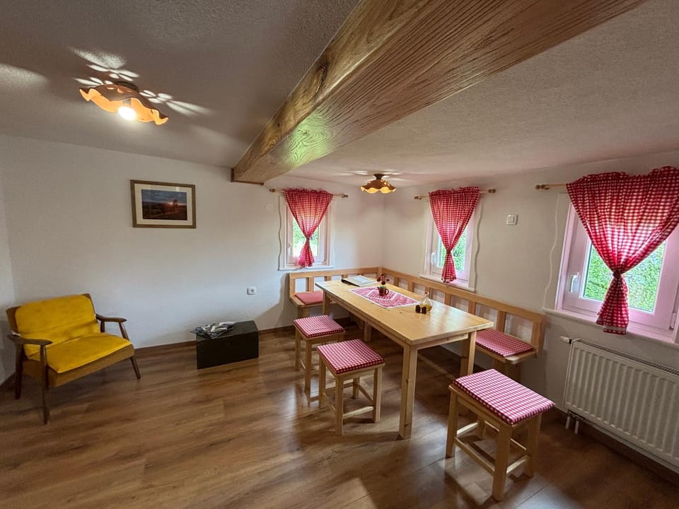 Seating area, Dining area