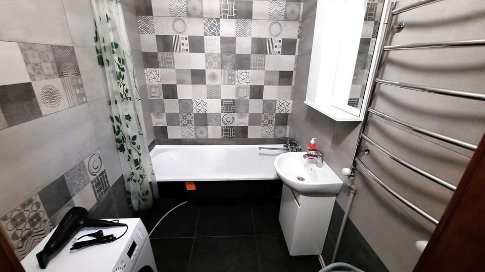 Bathroom, Bath, hair dryier, towels, washing machine, dryer