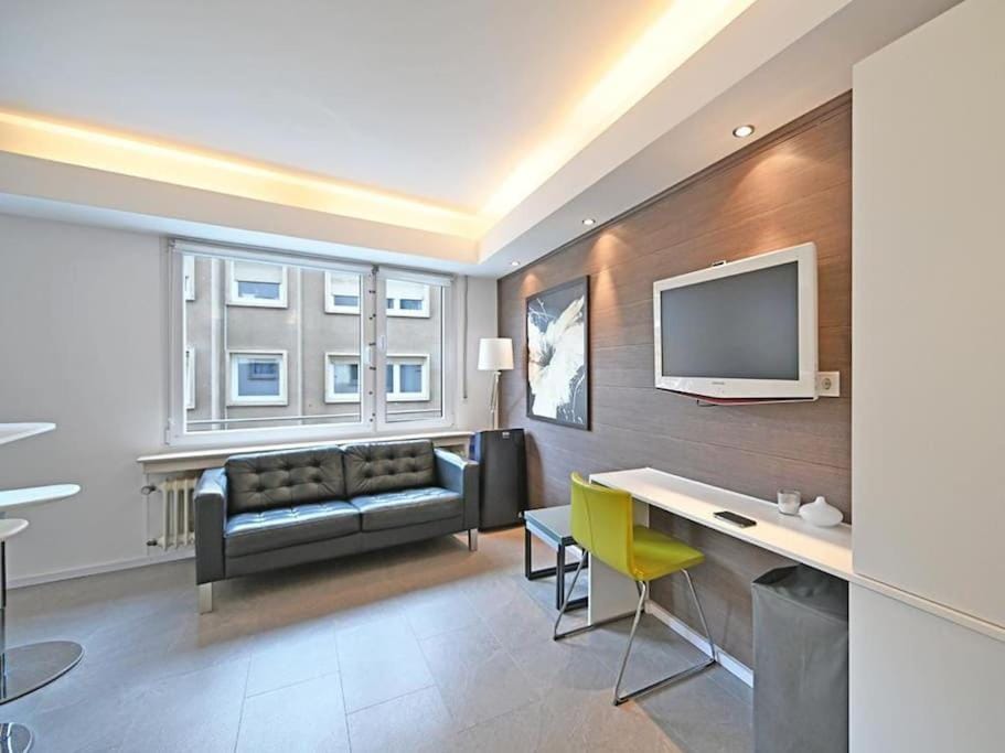 TV and multimedia, Living room, Seating area, hair dresser