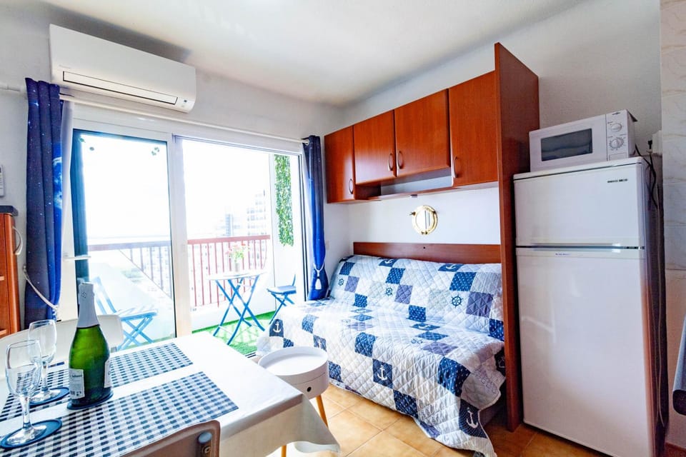 Balcony/Terrace, Living room, Dining area, minibar, air conditioner