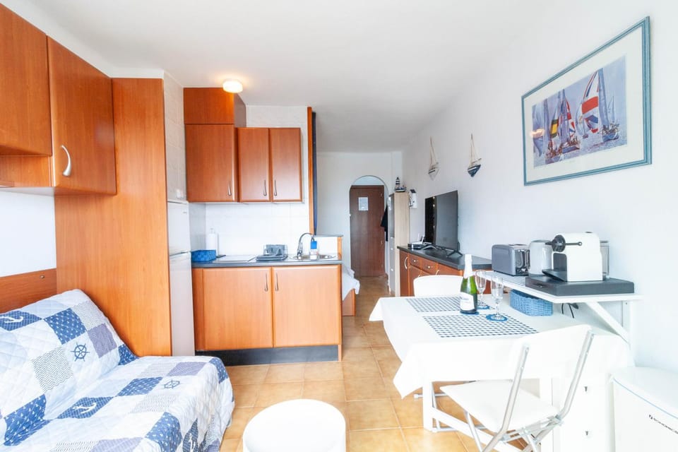 TV and multimedia, Coffee/tea facilities, Kitchen or kitchenette, Living room, Photo of the whole room, Seating area, Dining area, toaster, toaster