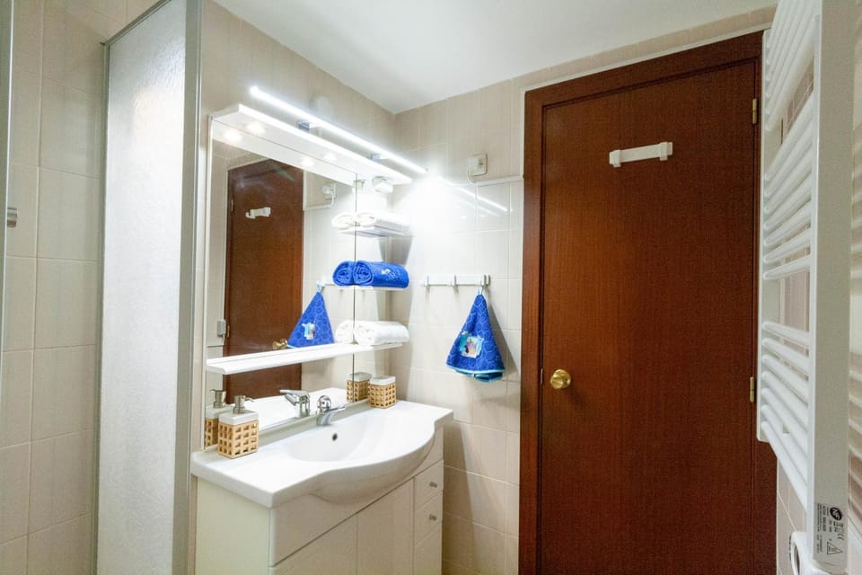 Bathroom, towels