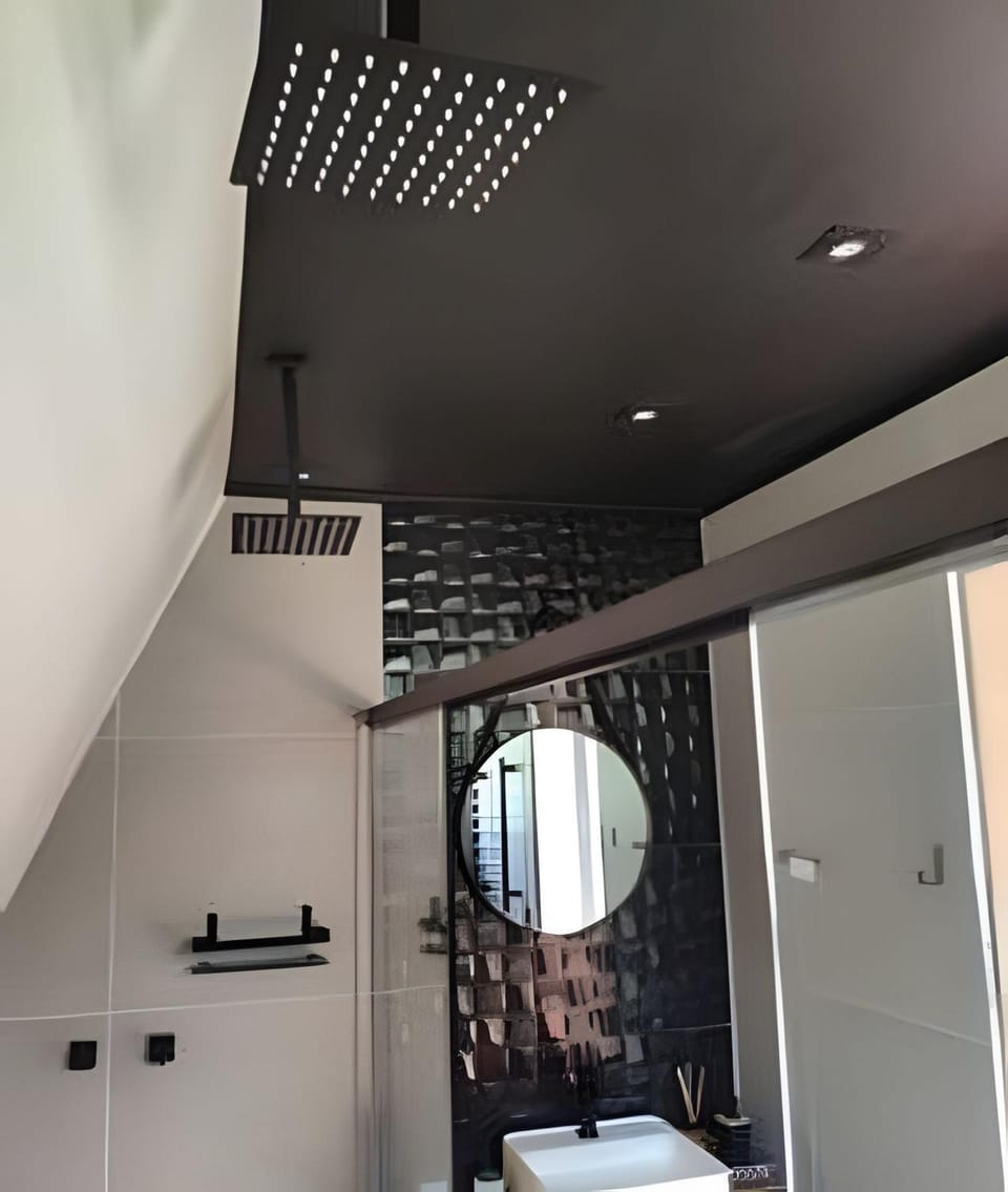 Shower, Toilet