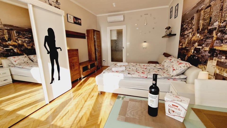Bed, Living room