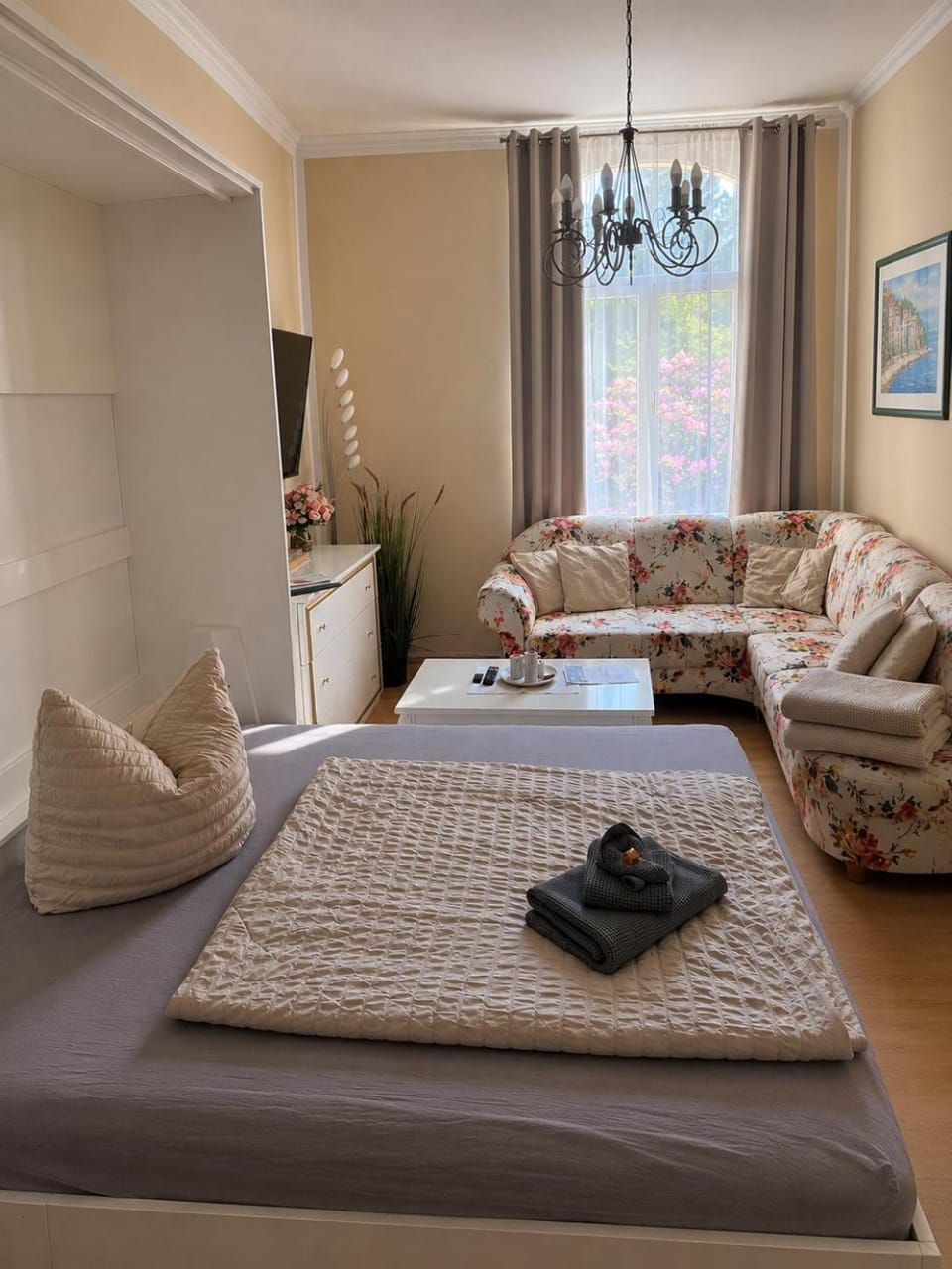 Bed, Living room, Photo of the whole room, Seating area, towels