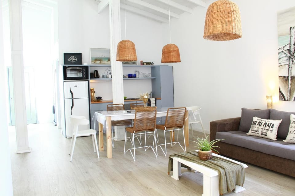 Kitchen or kitchenette, Living room, Seating area, Dining area