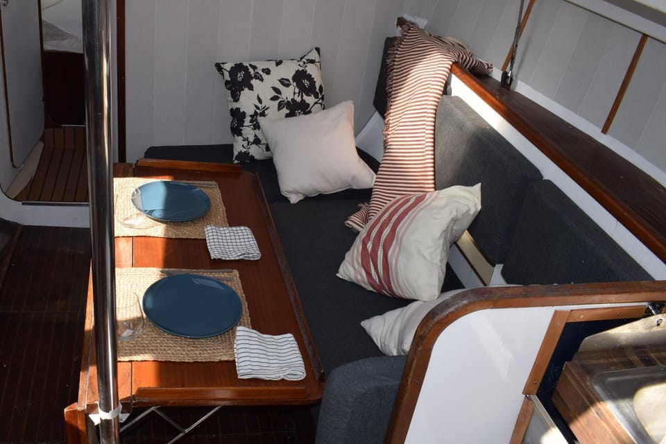 Bed, Dining area