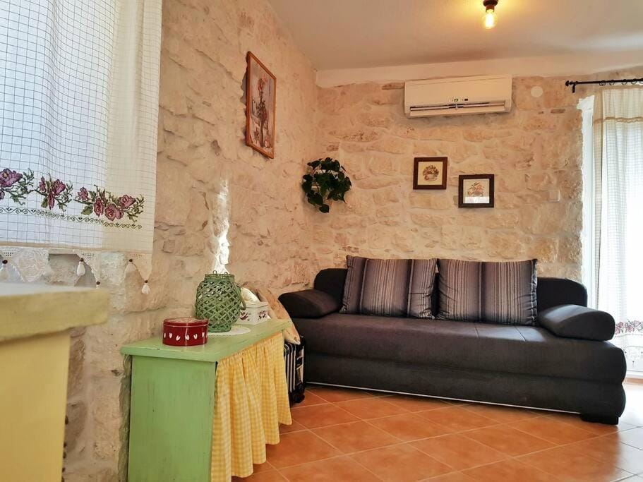 Living room, Seating area, air conditioner