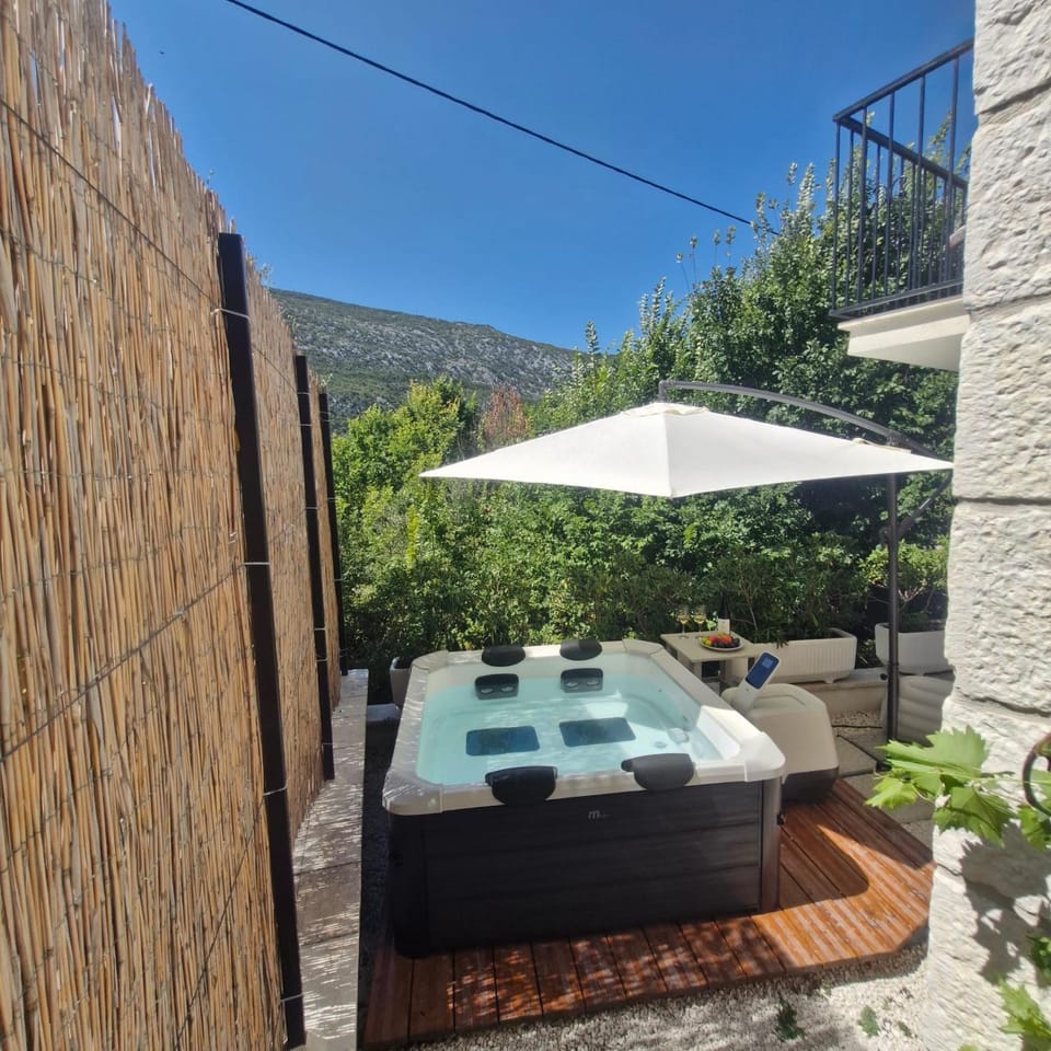 Vintage stone house ELDO with jacuzzi, in Podaspilje, Omiš House in Split-Dalmatia County
