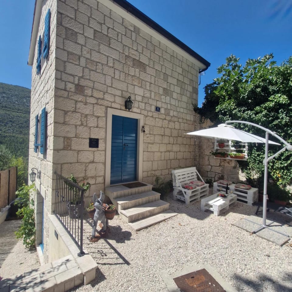 Vintage stone house ELDO with jacuzzi, in Podaspilje, Omiš House in Split-Dalmatia County