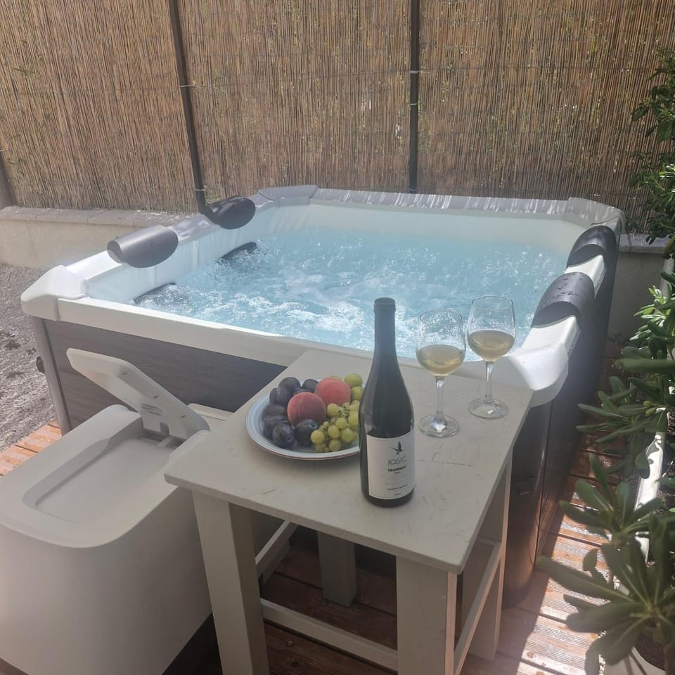 Vintage stone house ELDO with jacuzzi, in Podaspilje, Omiš House in Split-Dalmatia County