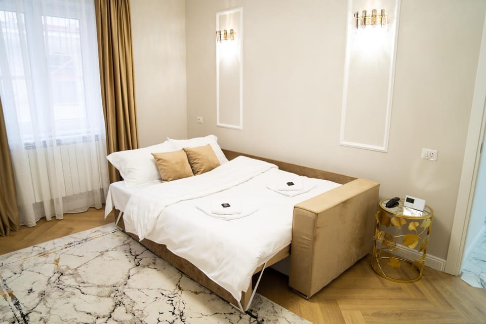 Bed, Bedroom, towels
