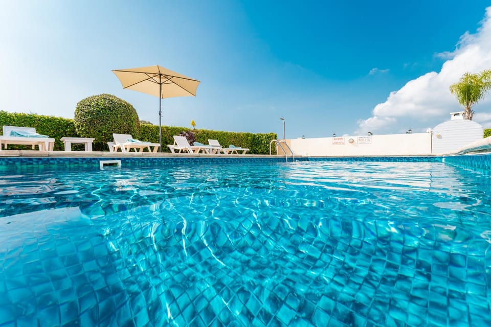 Day, Natural landscape, Pool view, Swimming pool, sunbed