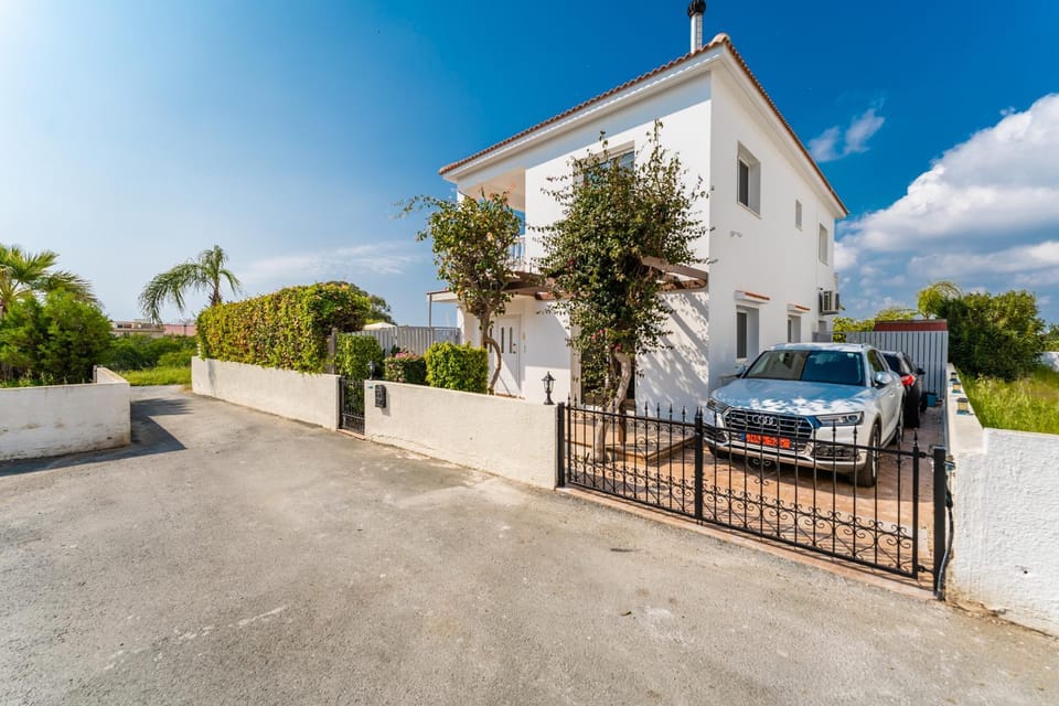 Property building, Day, Neighbourhood, Street view, Parking