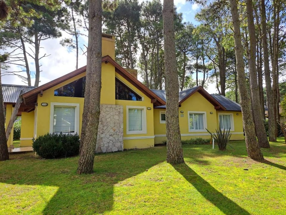 Casa luminosa con amplio parque en zona tranquila House in Pinamar