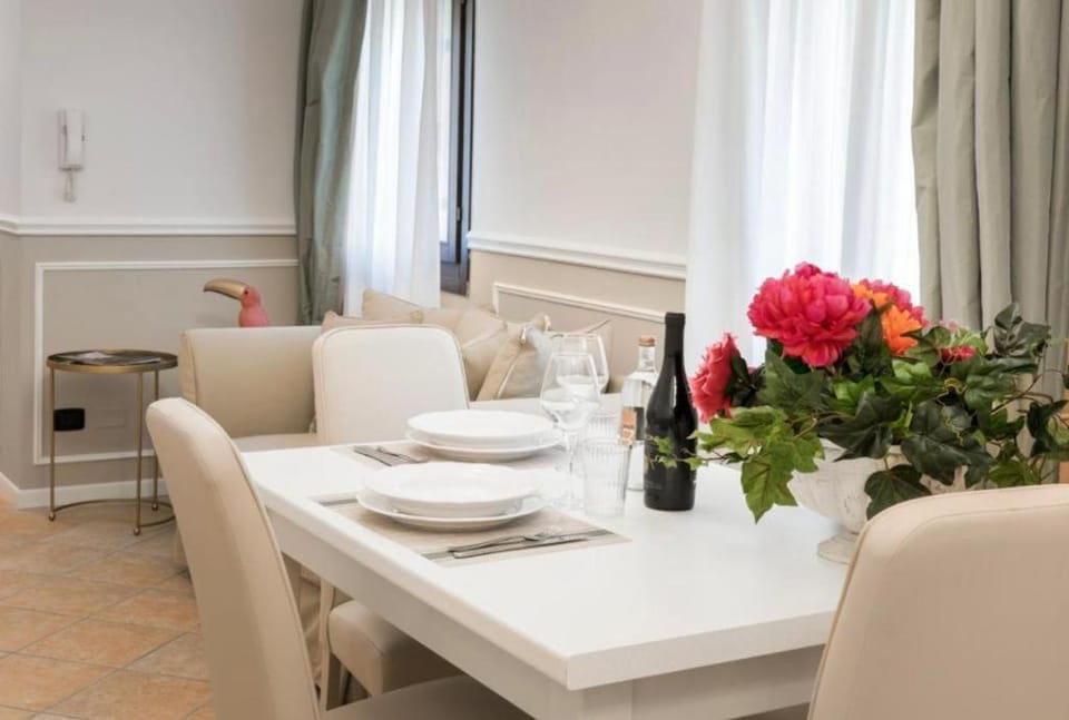 Living room, Seating area, Dining area