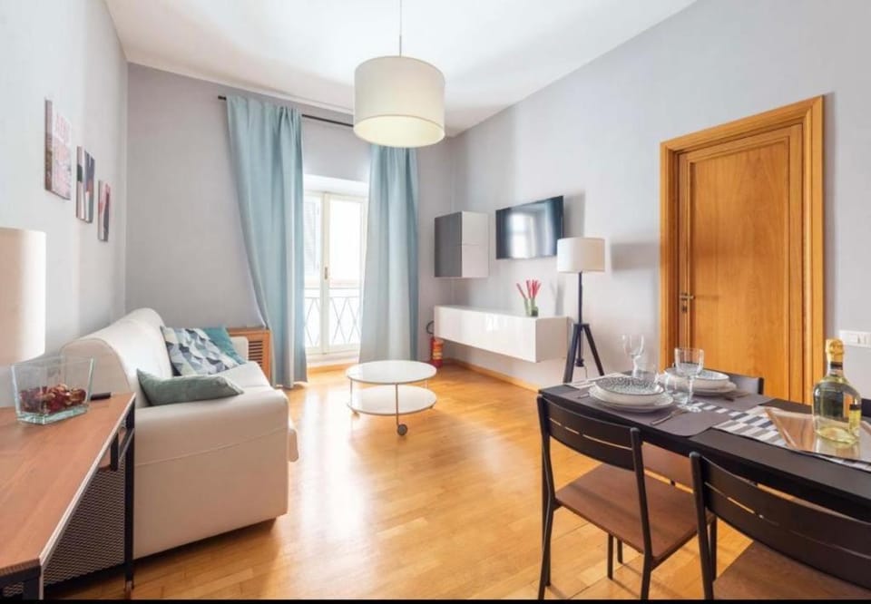 TV and multimedia, Living room, Seating area, Dining area