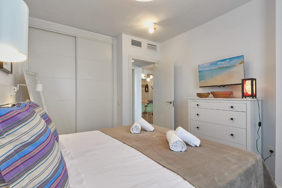Bed, Photo of the whole room, towels