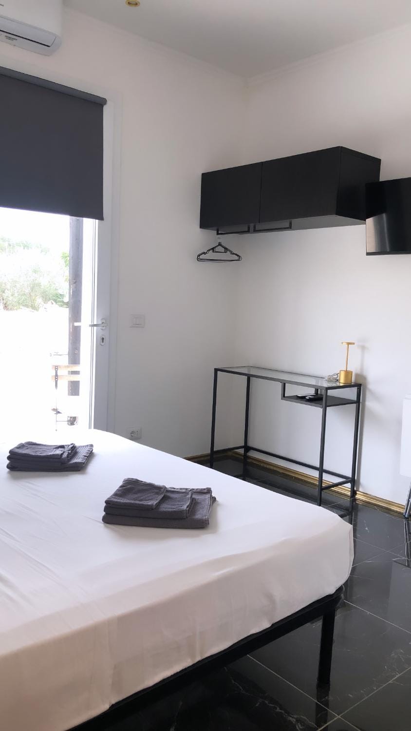 Bed, TV and multimedia, Photo of the whole room, Bedroom, hair dresser, air conditioner