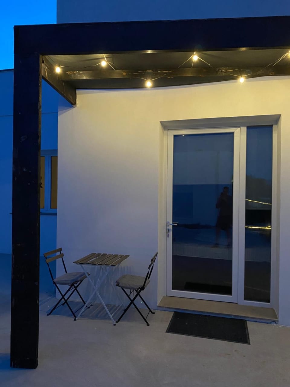 Property building, Patio, Night, Balcony/Terrace, Seating area, Dining area