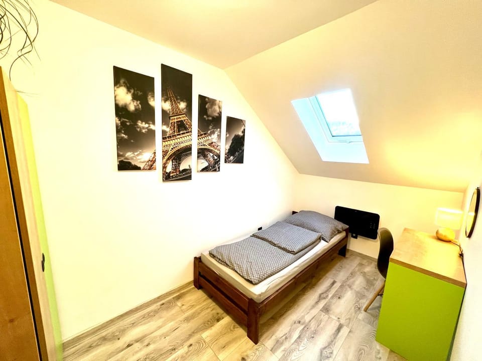 Bed, Photo of the whole room