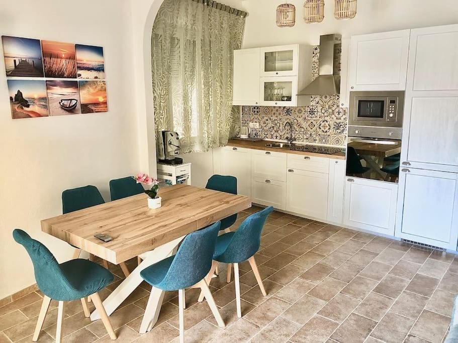 Kitchen or kitchenette, Living room, Dining area, dishwasher, minibar, pet friendly, stove