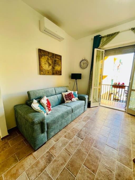 Living room, Seating area, air conditioner