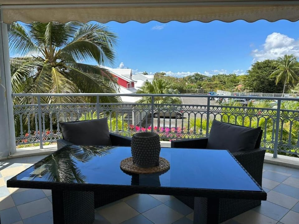 Grand Studio Zen idéalement situé à Saint-François avec piscine et terrasse Apartment in Grande-Terre, Guadeloupe