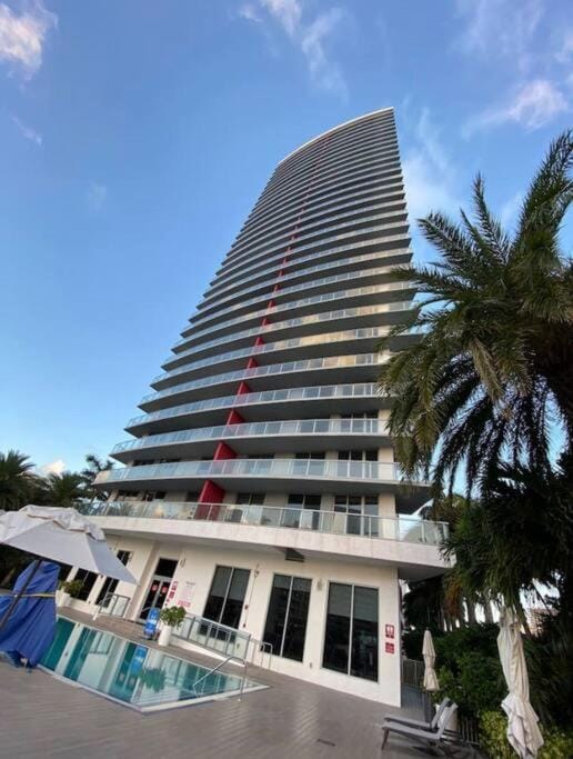 Estudio- Beach Walk Resort Apartment in Hallandale Beach