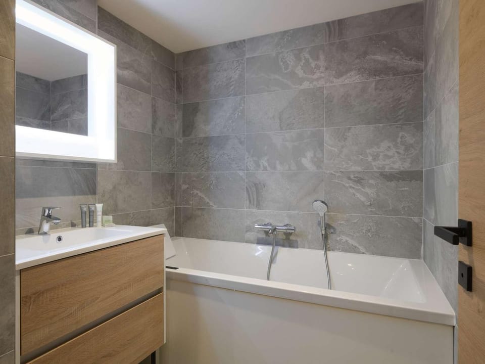 Superbe appartement neuf - 8 pers - Courchevel 1650 - Pieds des pistes - FR-1-631-130 Apartment in Saint-Bon-Tarentaise
