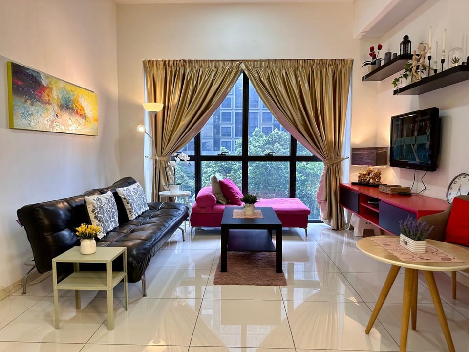 TV and multimedia, View (from property/room), Living room, Seating area, Garden view