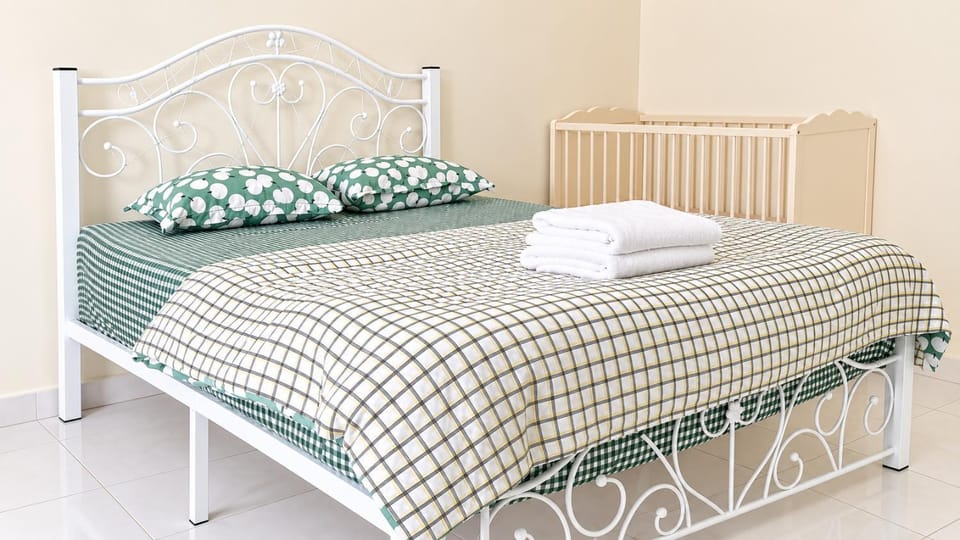Bed, Bedroom, towels, air conditioner