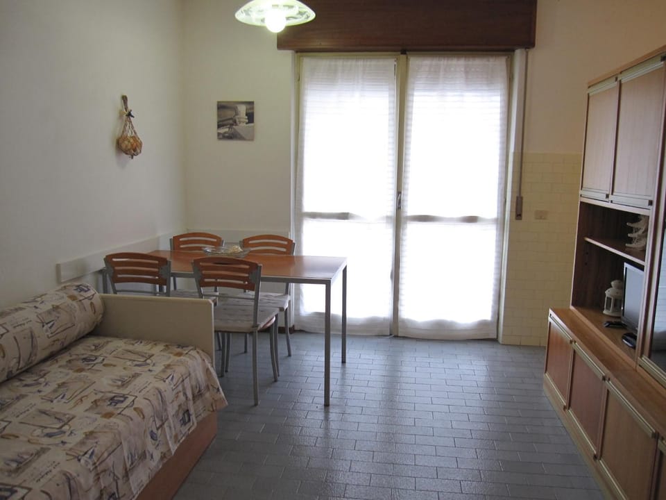 Restaurant/places to eat, TV and multimedia, Seating area, Dining area
