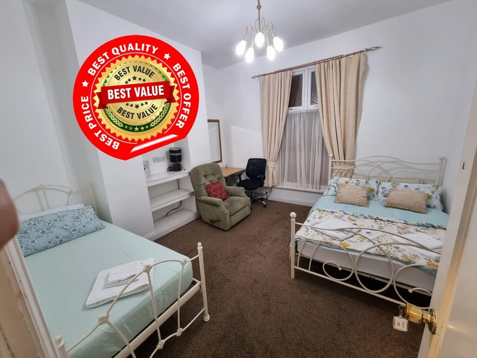 Bed, Property logo or sign, Photo of the whole room, Bedroom, Certificate/Award, towels