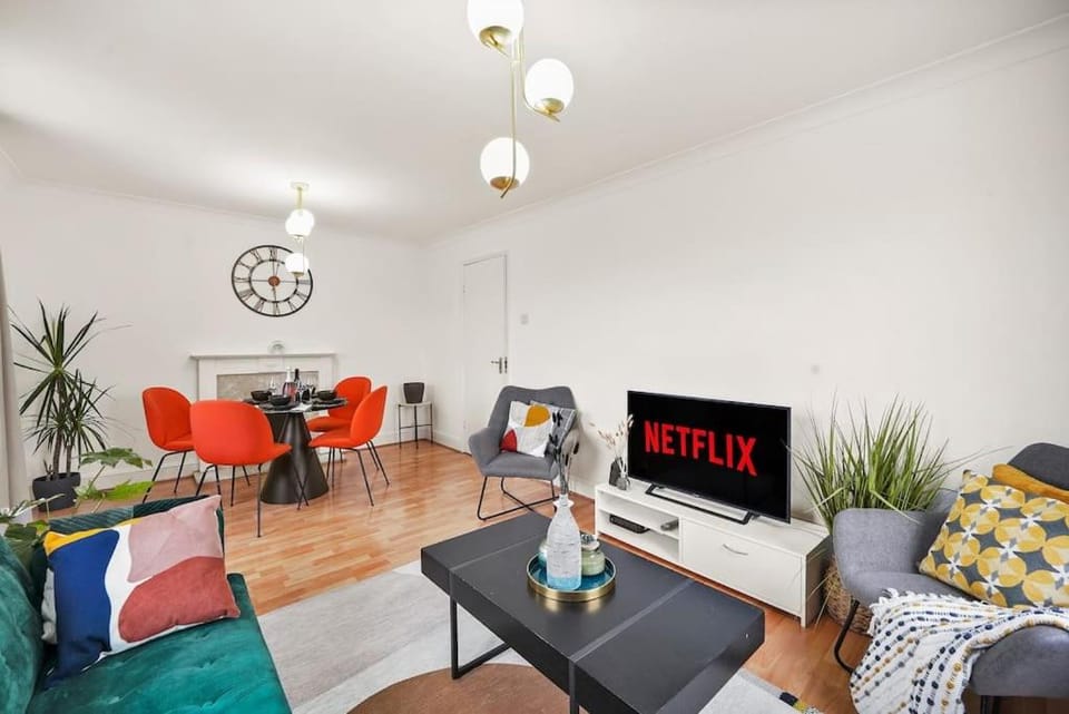 Communal lounge/ TV room, TV and multimedia, Living room, Seating area, Evening entertainment