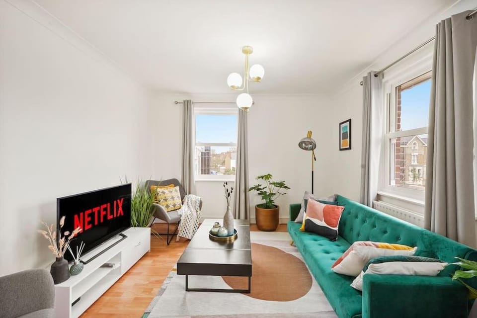 Communal lounge/ TV room, TV and multimedia, Living room, Seating area, Evening entertainment