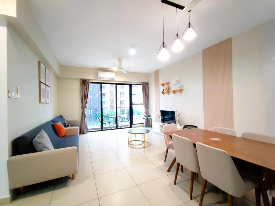 TV and multimedia, Kitchen or kitchenette, Living room, Seating area, Dining area