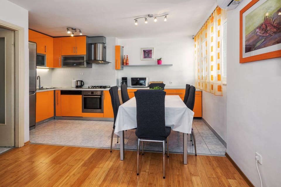 Kitchen or kitchenette, Dining area, kitchen