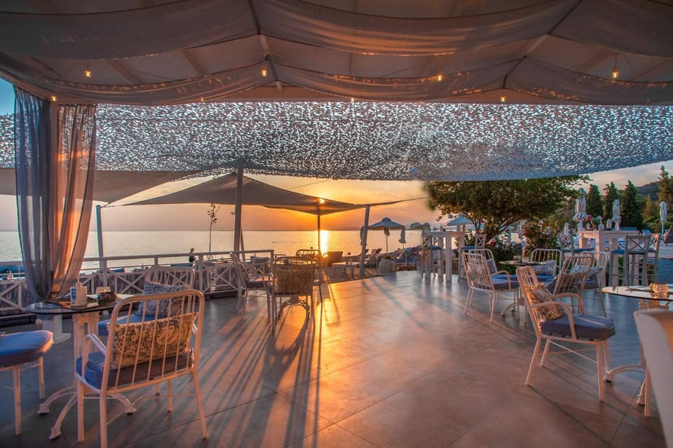 Restaurant/places to eat, Lounge or bar