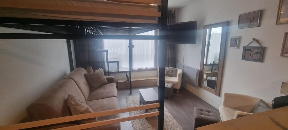 Bed, TV and multimedia, Living room, Seating area, Bedroom