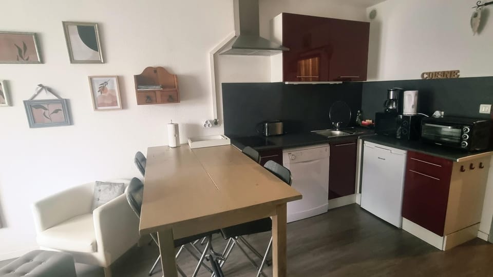 Kitchen or kitchenette, Dining area, dishwasher, oven