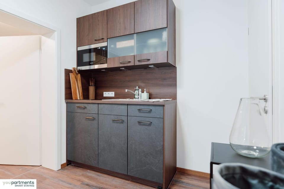 Kitchen or kitchenette, minibar, stove